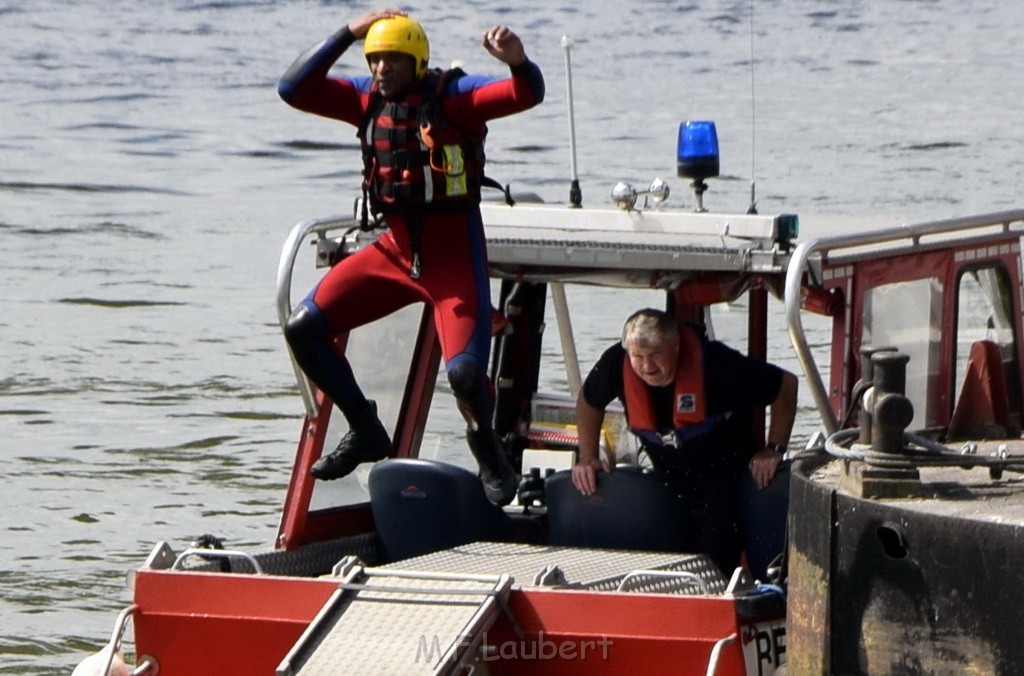 Uebung BF Taucher und Presse Koeln Zoobruecke Rhein P141.JPG - Miklos Laubert